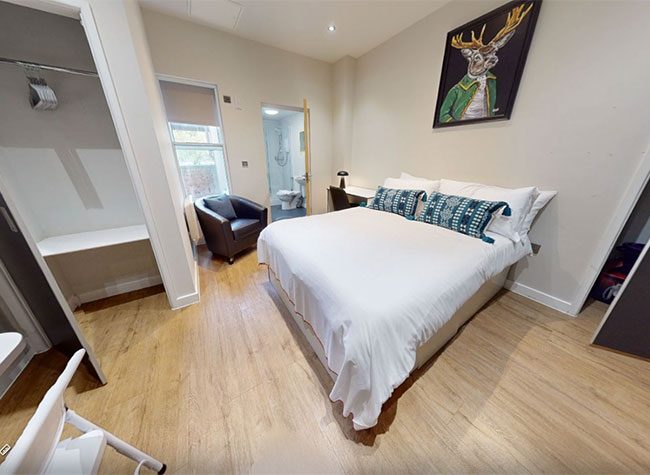 Bedroom with double bed in 66 queens road